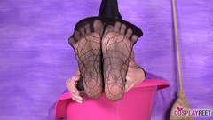 Feet & Cosplay: 섹시한 마녀 할로윈 의상을 입은 바람둥이 갈색 머리 Petra