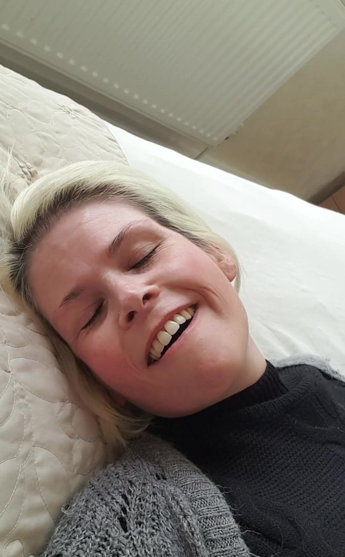 SkylerSquirt: Mostrando minha cara de orgasmo enquanto tenho minha buceta comida...