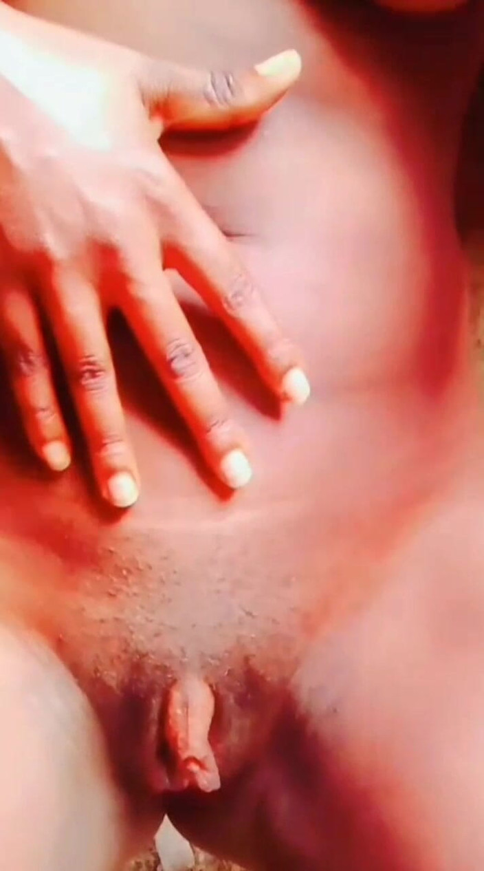 Me and my new slut: 존나 큰 클리토리스 창녀가 자위하는 영상을 보내줘, 그녀는 너무 발정난다