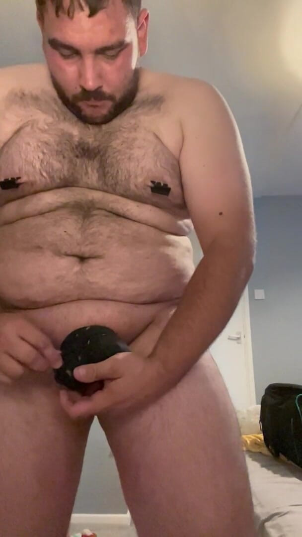 Shaun Cbt: 鸡巴和球束缚，用乳头夹子充当贞操带，并用肛塞变装