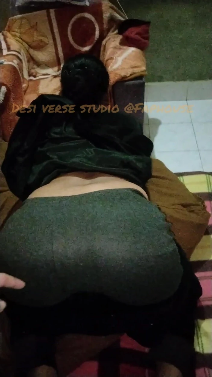 Desi Sex Slave: Šukání zezadu v noci s výstřikem na zadek