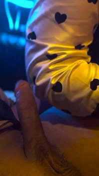 Squirtet Auf Schwanz Und Gibt Dann Einen Perfekten Handjob