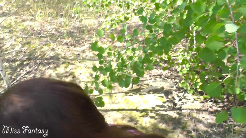 Miss Fantasy: Chica traviesa chupa polla en el parque