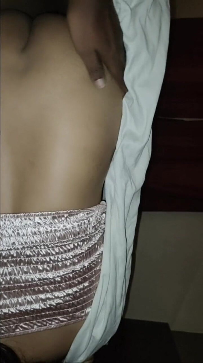 Trisha Hotness: Arkadan parmaklayıp boşalmamı istiyor