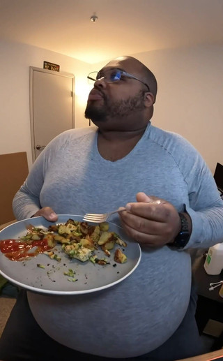 Blkhole420: 只是一顿在肚子里的快速巨大午餐。