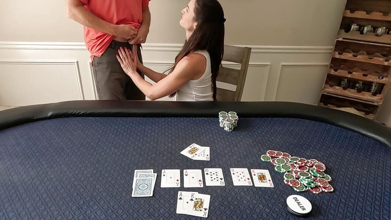 littlebuffbrunette: Chica de póquer entra y pierde más que sus fichas