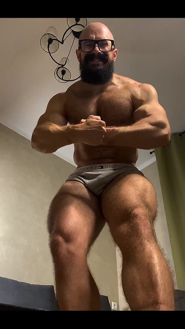 Mister Stone: Použijte svou ústa k uctívání mých nohou a svalů