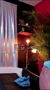 Intenso show de lésbicas sendo fodidas por um enorme vibrador e brincando com seu vibrador