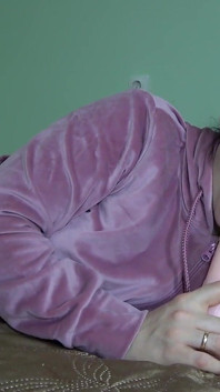 Velour takım elbiseli ateşli orta yaşlı seksi kadın sakso çekiyor