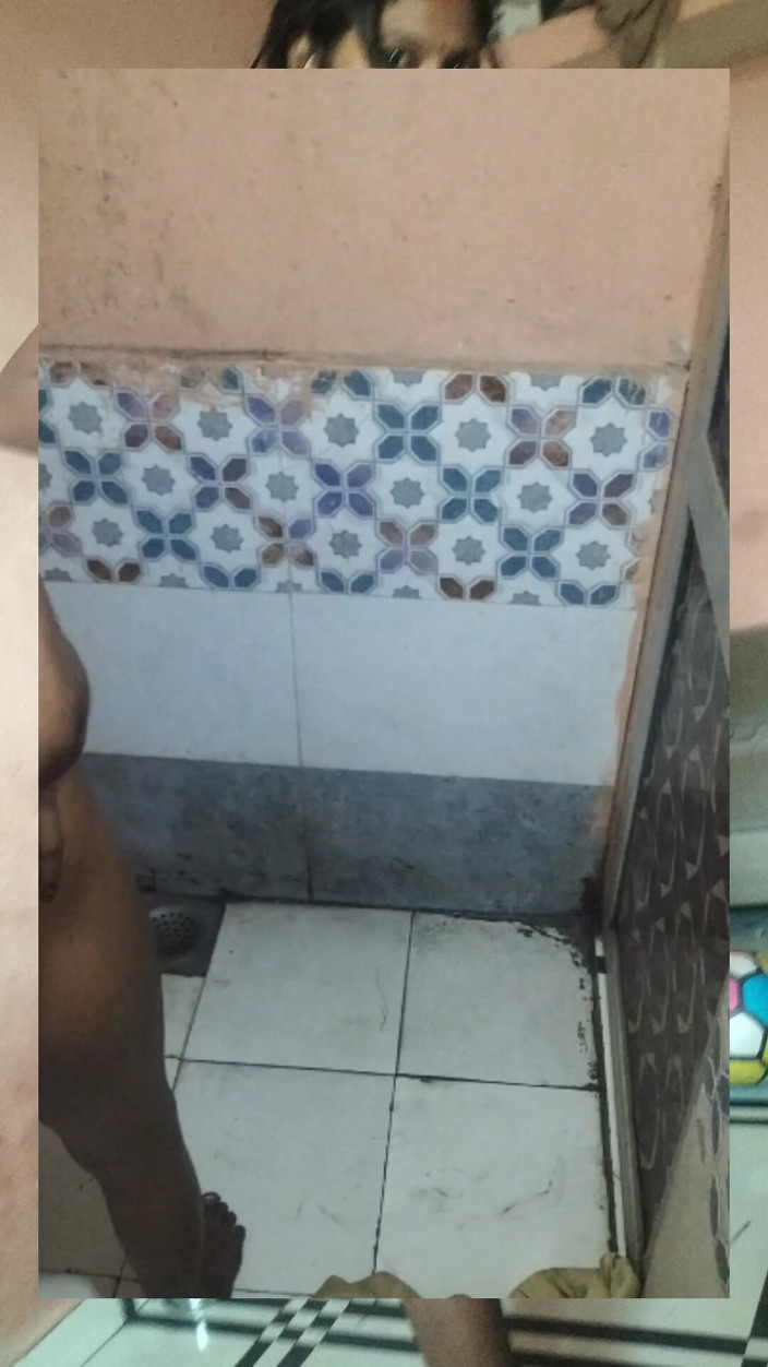 Desi kutiya: Desi bhabhi danse avant de baiser la bite de son...