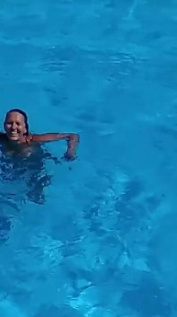 Cum o gospodină singuratică sexual în vacanță în piscină învață să se scufunde