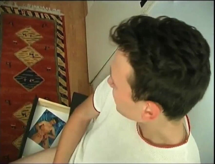 GAY VINTAGE PORN: Homo zuigt zijn beste vriend af in de keuken