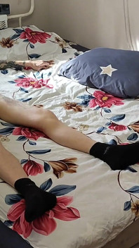 Üvey annem vücut masajı yapıyor ve boşalmadan önce sikimi sıvazlıyor