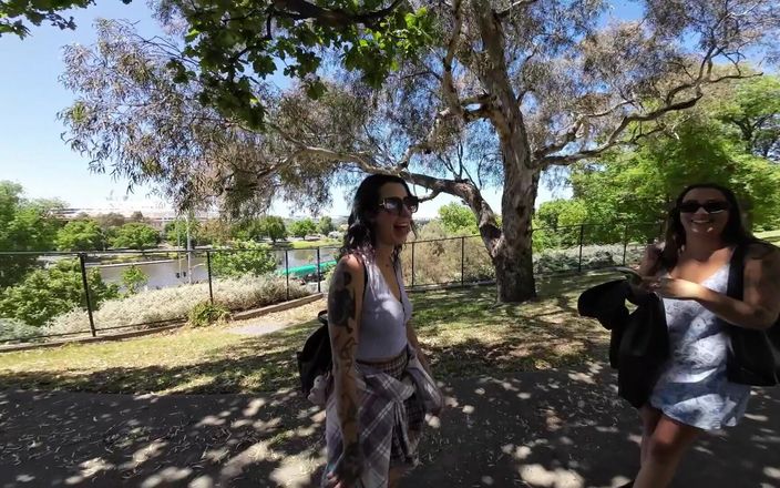 Mr LDN Lad: Dos zorras australianas recogidas y folladas en el baño