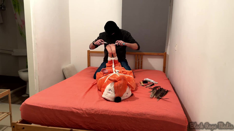 Miriam Slave: Miriam bağlı ve onesie içinde gıdıklıyor