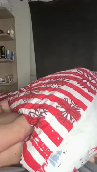Người vợ ngoại tình làm cho cuckold của cô ấy hứng tình với những cuộc nói chuyện tục tĩu của cô ấy về một con cặc khác