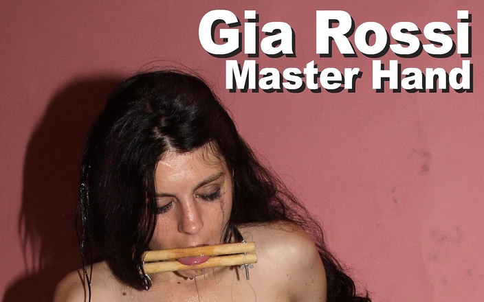 Picticon bondage and fetish: Gia Rossi &amp; Master Hand BDSM upnutá, vibrátor oholený