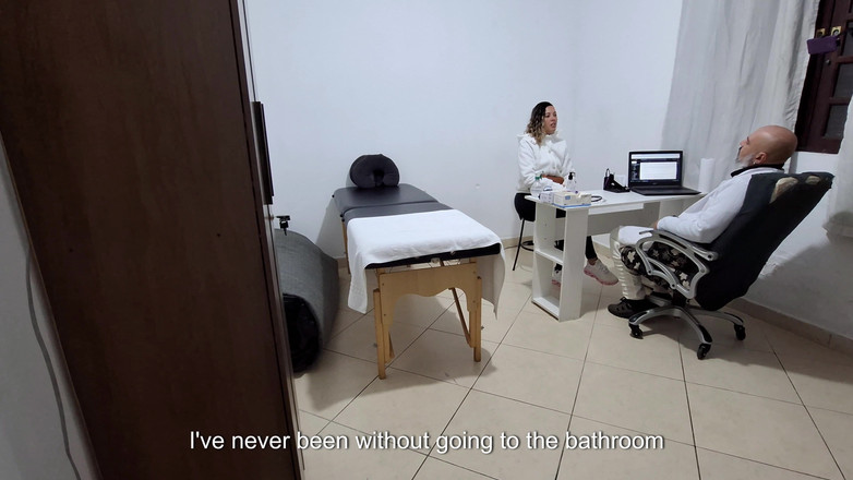 Gabi SweetCouplesStories: Orta yaşlı seksi kadın anal muayene sırasında proktolog tarafından parmaklanıyor