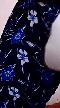 Colpisce sisna mentre indossa i pantaloni floreali della sorellastra e le mutandine bianche