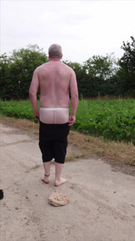 Exhibitionist Met Sexy Nylonfetisj Op Eenzame Zandweg