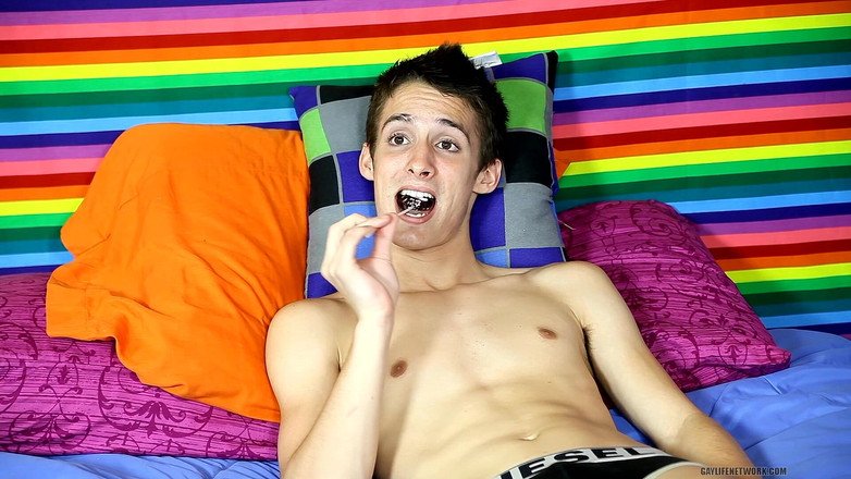 Lollipop Twinks: Bedårande Twink Leo Page ger bra intervju