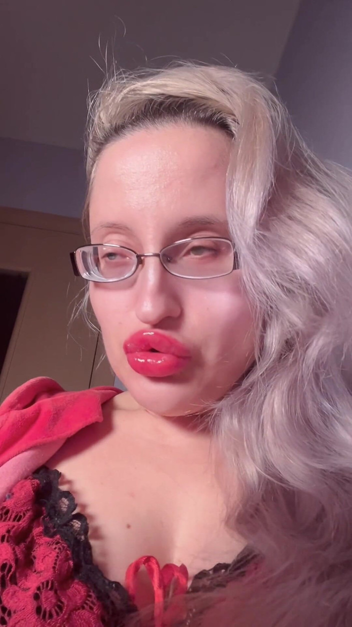 FinDom Goaldigger: Ваша дружина - це ніщо, тому що ти закоханий у воротаря Findom. Ритуал надрочування у великих товстих окулярах і червоних великих губах.