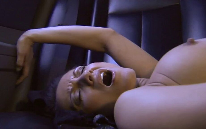 Videorama: Sexe dans une limousine de luxe avec une évaluatrice féminine