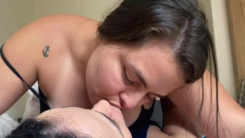 zoemelissa: 我的继妹把她的舌头深深插入我的喉咙