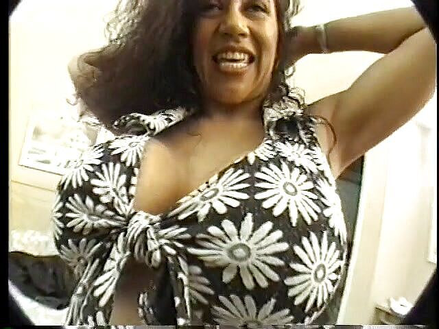 Hot Sex Party: MILF eksotik seksi dikongkek pantatnya dengan zakar semasa bertiga