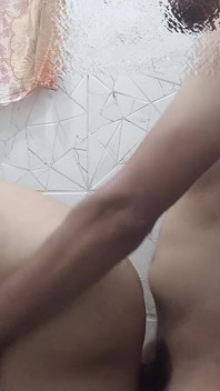 De kont onder water houden en er hard op slaan - Desi doucheseks