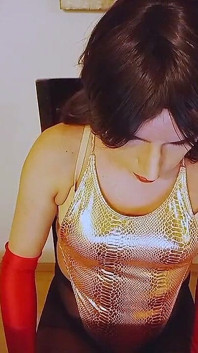 Sexy crossdresser sledující porno a užívám si svou ženskost