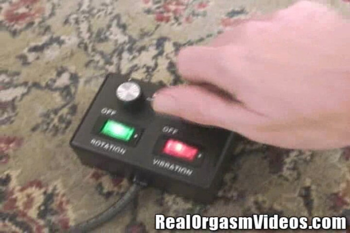 Sybian Orgasm Videos: Une bombasse blonde aux seins sucables glisse sa chatte sur...