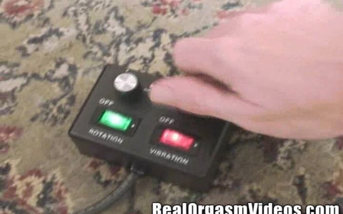 Sybian Orgasm Videos: Une bombasse blonde aux seins sucables glisse sa chatte sur...