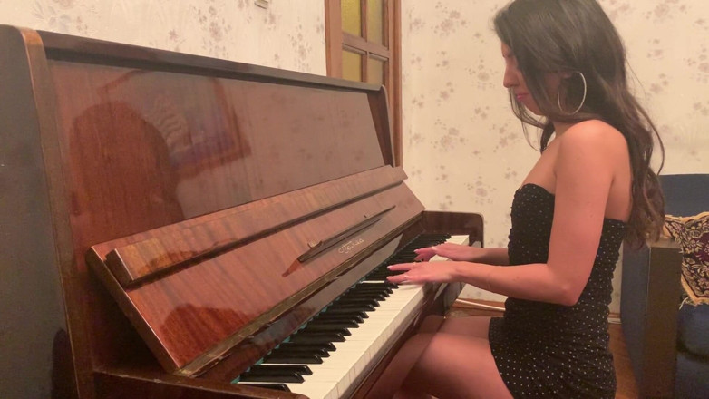 Katty West: Молода Кетті Вест мастурбує, сидячи на фортепіано