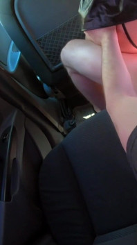 Teenka kouřila ptáka a tvrdě šukala v autě venku