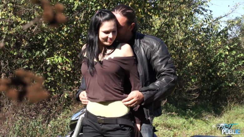 Czech Pornzone: Une brune excitée baise avec un motard poilu dans la...