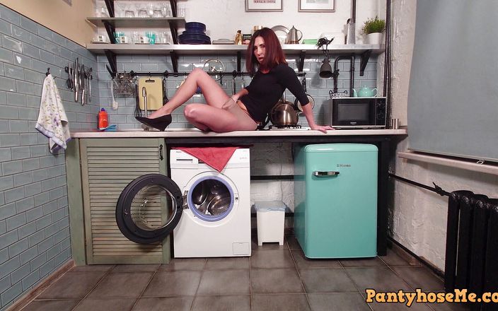 Pantyhose me porn videos: Marina穿着连裤袜露出她的阴户和屁股