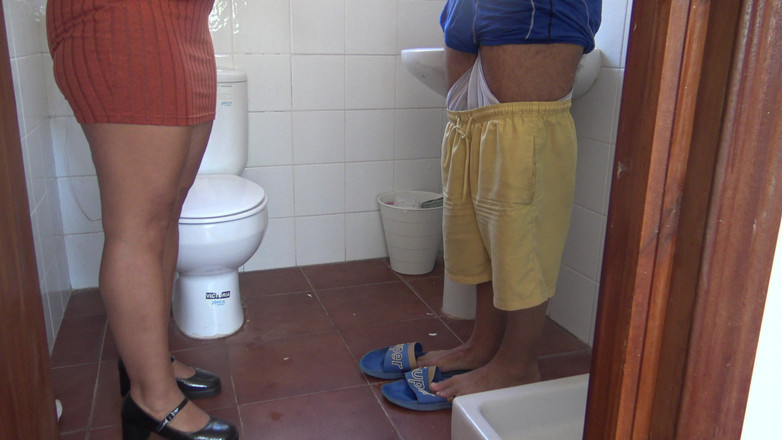 Stepmom Susan: सौतेली मम्मी सौतेले बेटे को उसके सामने पेशाब करने के लिए कहती है और उसका गंदा लंड धोती है