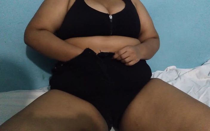Aria Mia: Kawan meninggalkan saya bersendirian di rumah makcik panasnya, dia menggoda...