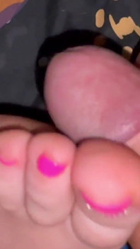美丽的粉红色指甲特写脚趾交没有手