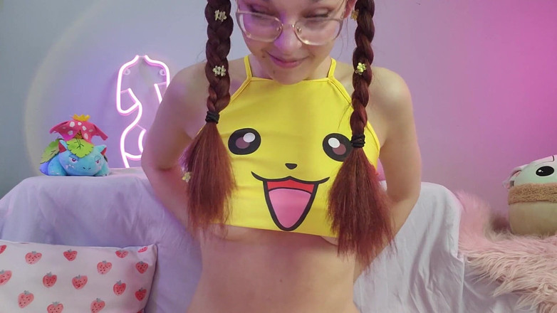 petitesubkitten: E-girl 젖탱이와 포크몬 당기기