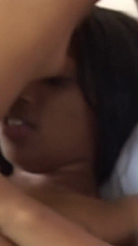 Adik tiri miang hitam menjilat dan mengongkek pepek dengan strap-on – kegilaan