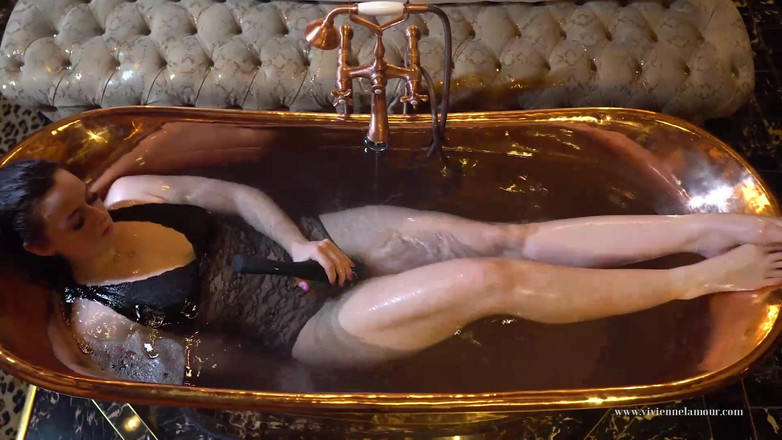 Vivienne l'Amour: Vivienne l'amour - masturbasi vibrator mandi tembaga