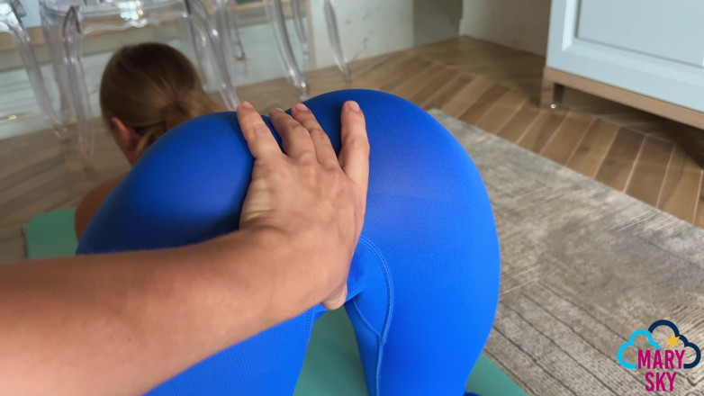 Mary_Sky: Rakan sebilik saya memilih blowjob mendalam pada yoga