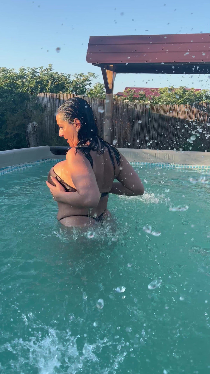 MilfyCalla: Sexy provocazione in piscina in un minuscolo bikini