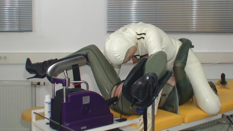 Rubber & Clinic Studio - 1ATOYS: 2 con đĩ - 2 máy làm tình