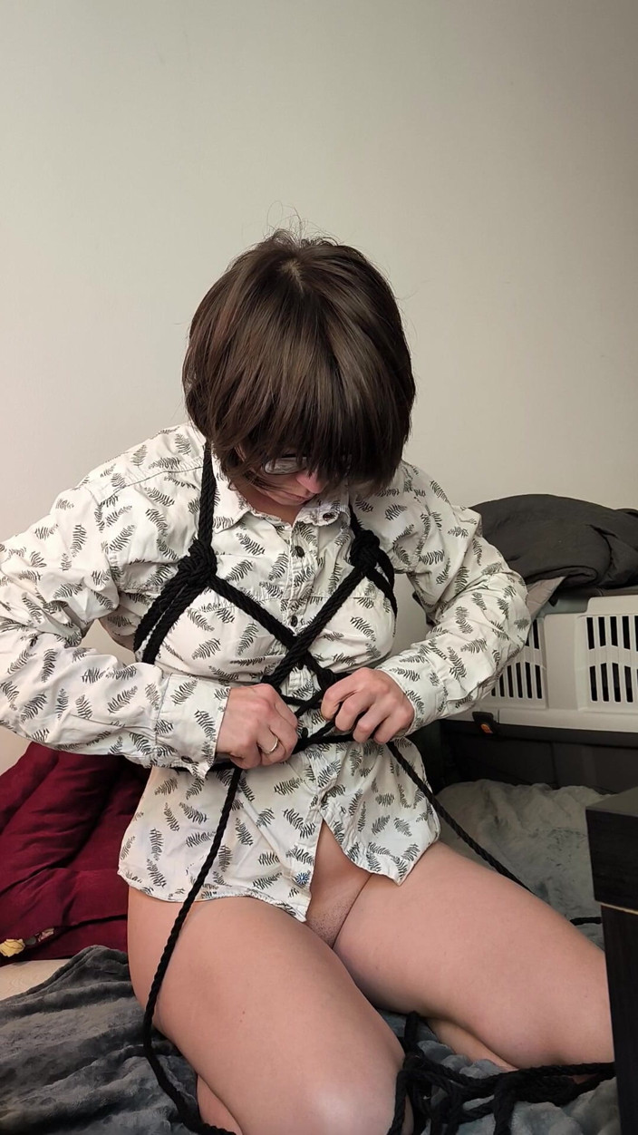 FenekManul: Shibari самостоятельно завязывает