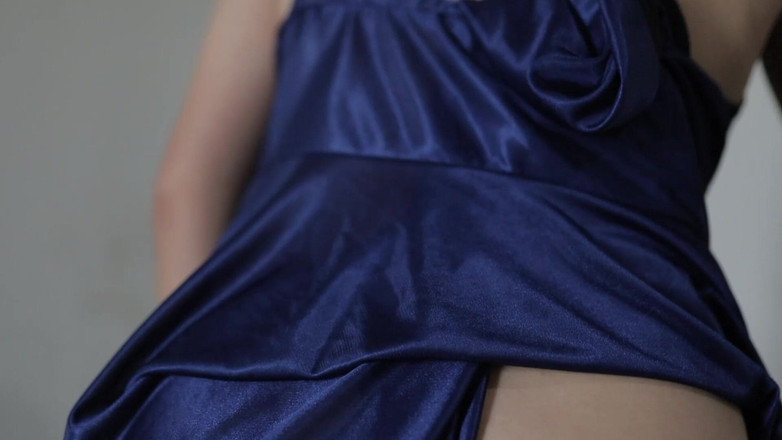 deafheaven666: 丰满的印度女孩穿着性感的缎面连衣裙从后面依偎