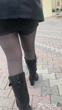 Mini Jupe En Cuir Sans Culotte Et Exhibition En Public