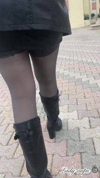 Mini Jupe En Cuir Sans Culotte Et Exhibition En Public
